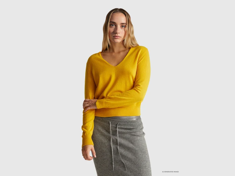 Ockergelber Pullover mit V-Ausschnitt aus reiner Merinowolle