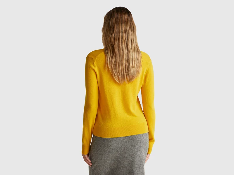 Ockergelber Pullover mit V-Ausschnitt aus reiner Merinowolle