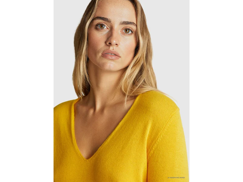 Ockergelber Pullover mit V-Ausschnitt aus reiner Merinowolle
