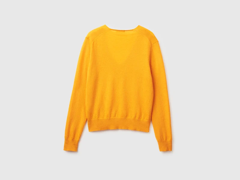 Ockergelber Pullover mit V-Ausschnitt aus reiner Merinowolle