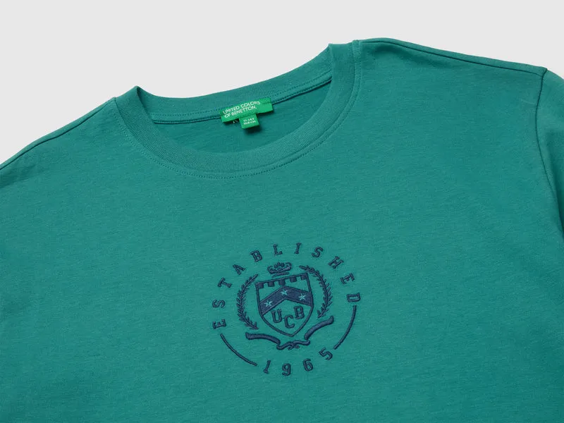 T-Shirt mit Aufdruck und Stickerei