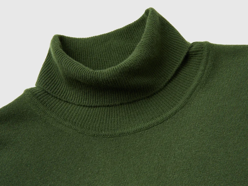 Olivgrüner Rollkragenpullover aus reiner Merinowolle
