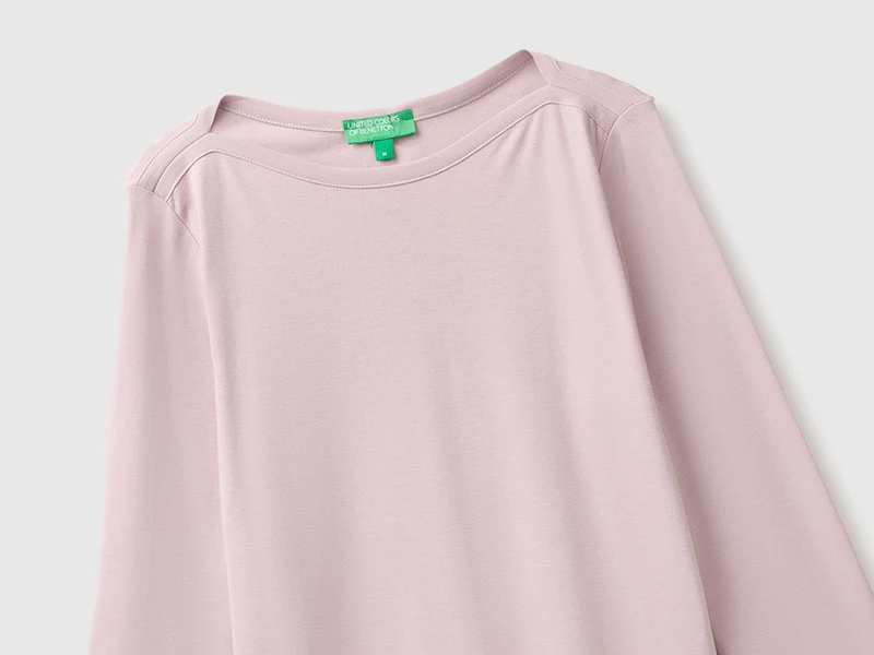 Schmal geschnittenes T-Shirt mit U-Boot-Ausschnitt