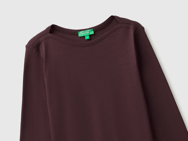 Schmal geschnittenes T-Shirt mit U-Boot-Ausschnitt