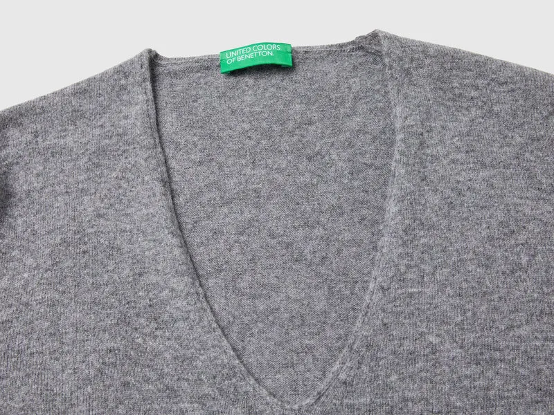 Mausgrauer Pullover mit V-Ausschnitt aus reiner Merinowolle