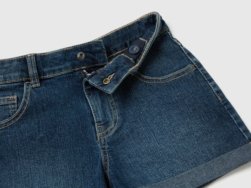 Kurze Jeans aus Denim