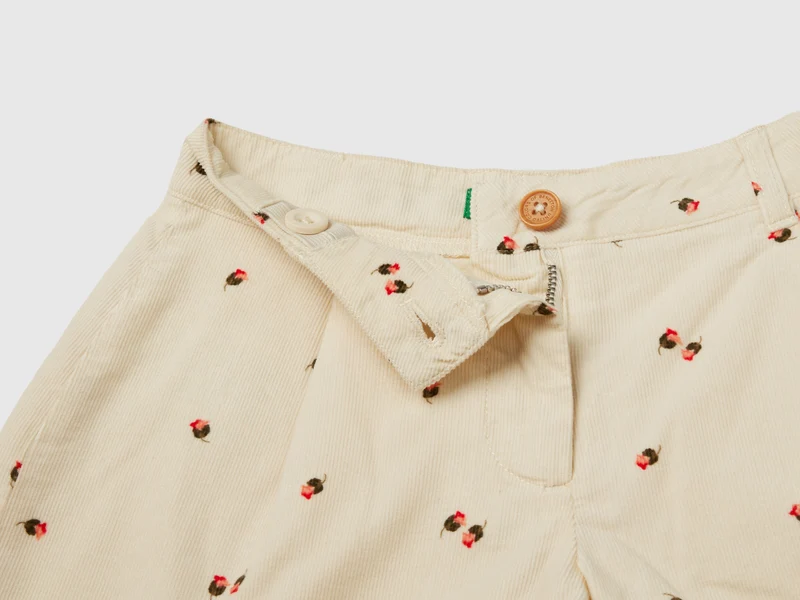 Samthose mit Rosen-Print