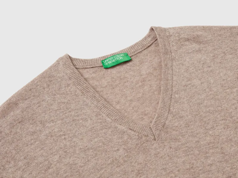 Taubengrauer melierter Pullover mit V-Ausschnitt aus reiner Merinowolle