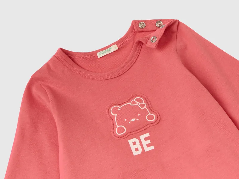 T-Shirt aus 100% Bio-Baumwolle mit Aufnäher