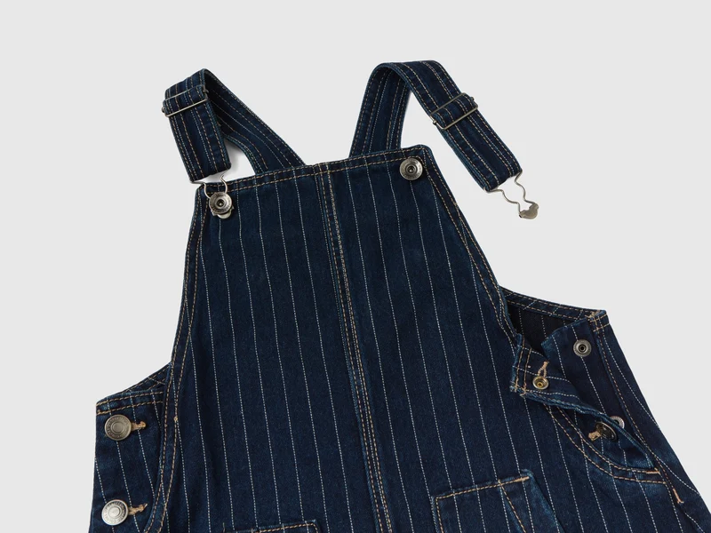 Jeans-Latzrock mit Nadelstreifen
