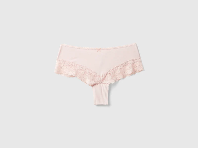 Brasilianischer Slip mit Spitzeneinsätzen