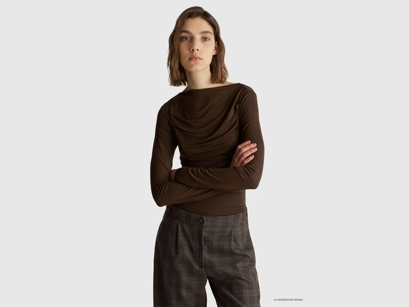 Tailliertes T-Shirt mit U-Boot-Ausschnitt