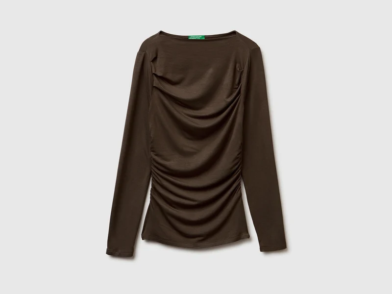 Tailliertes T-Shirt mit U-Boot-Ausschnitt