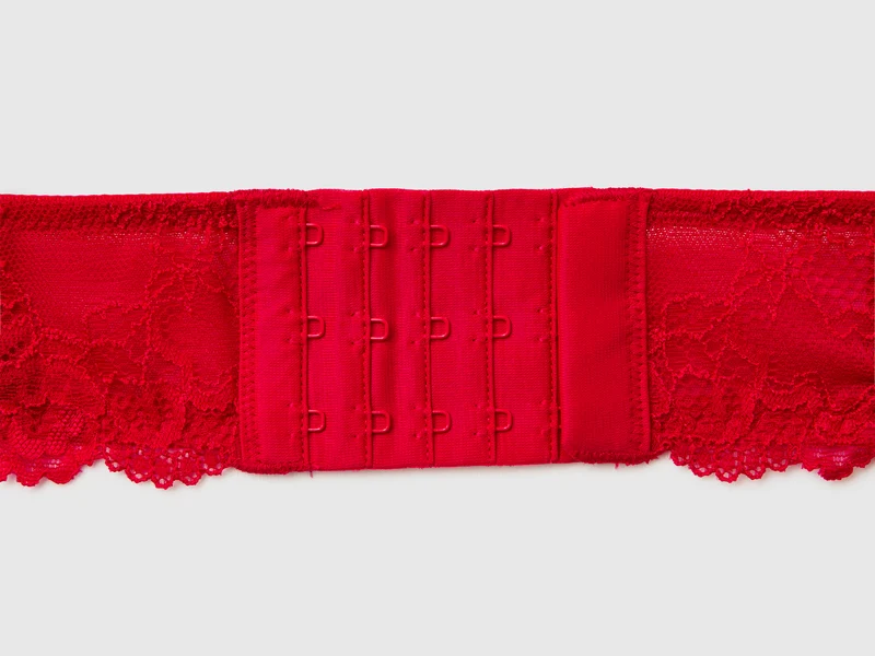 Roter Triangel-BH mit Spitze
