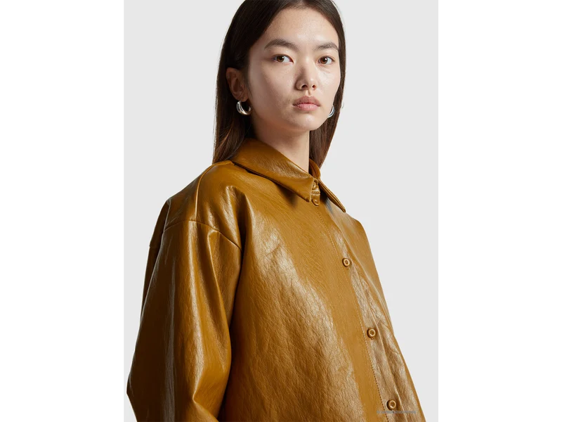 Jacke aus beschichtetem Stoff