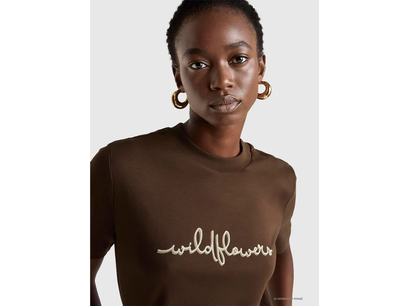 T-Shirt mit Aufdruck und Stickerei