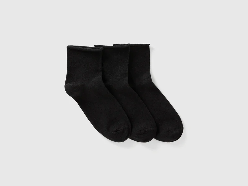 Drei Paar lange Socken