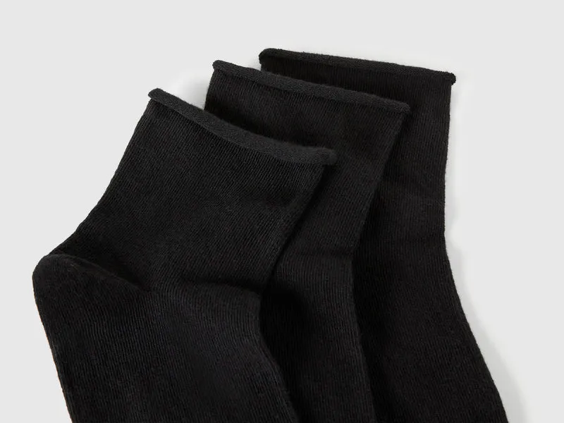 Drei Paar lange Socken