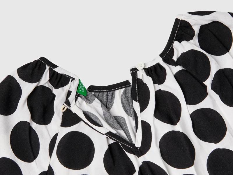 Fließende Bluse mit Punktemuster