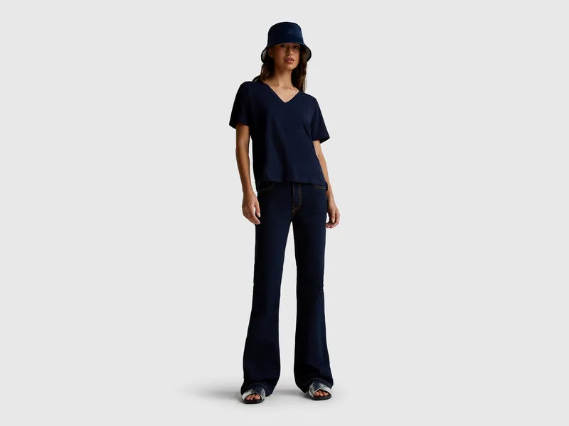 T-Shirt aus geflammter Baumwolle mit V-Ausschnitt