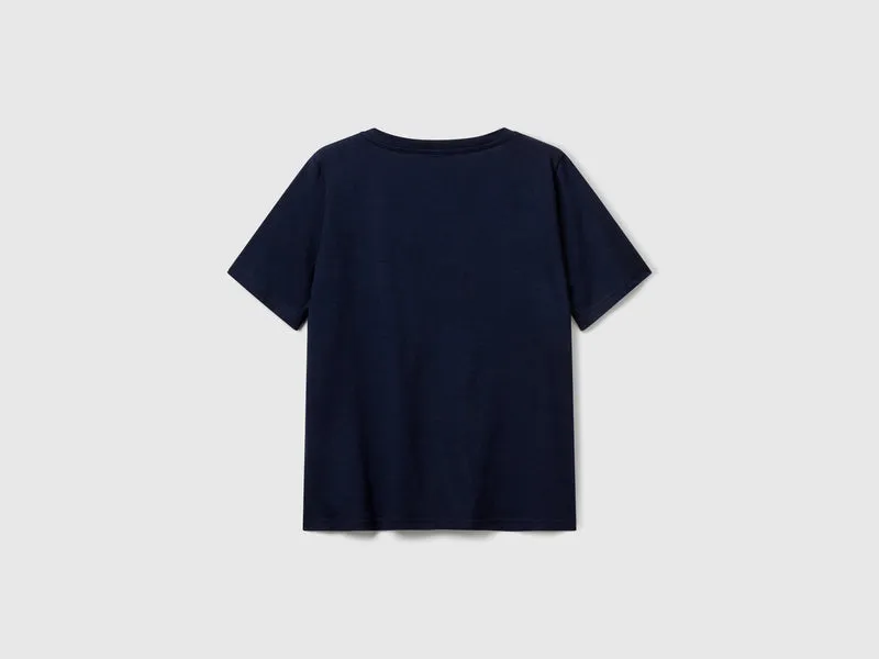 T-Shirt aus geflammter Baumwolle mit V-Ausschnitt
