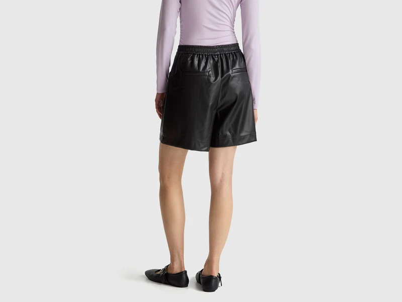 Bermudashorts aus beschichtetem Stoff