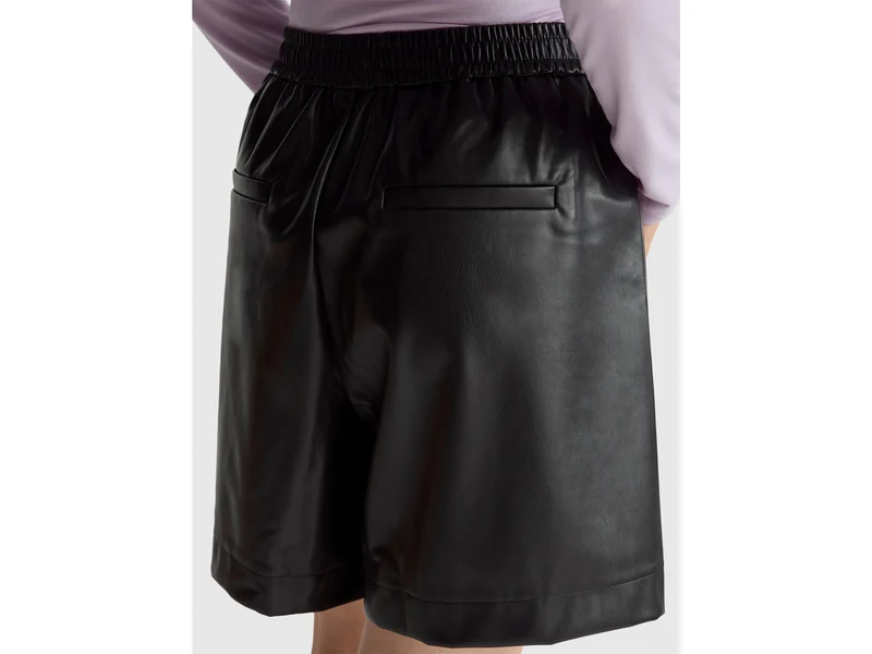 Bermudashorts aus beschichtetem Stoff