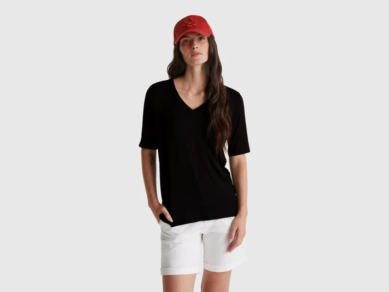 T-Shirt mit V-Ausschnitt aus Stretch-Viskose