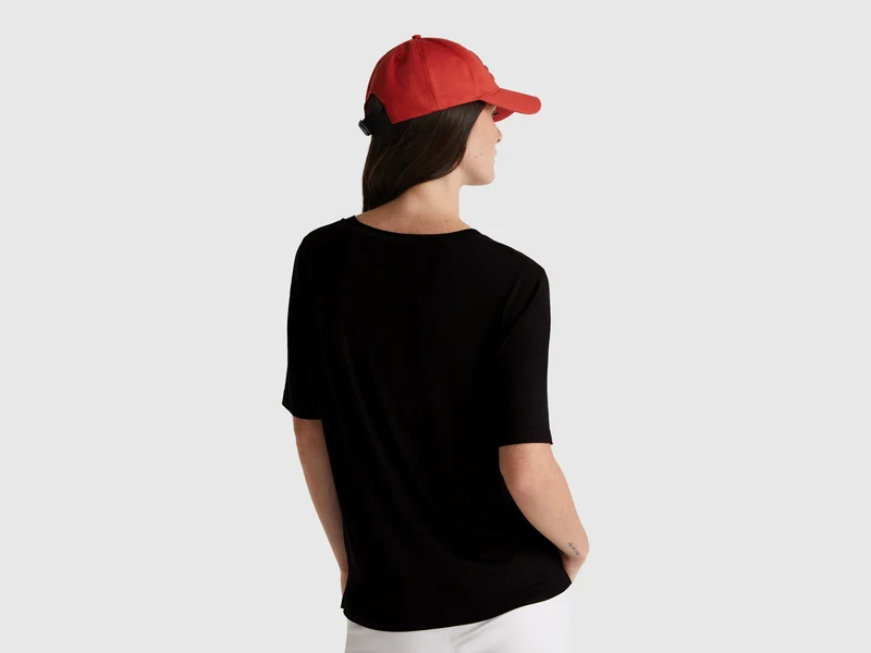 T-Shirt mit V-Ausschnitt aus Stretch-Viskose