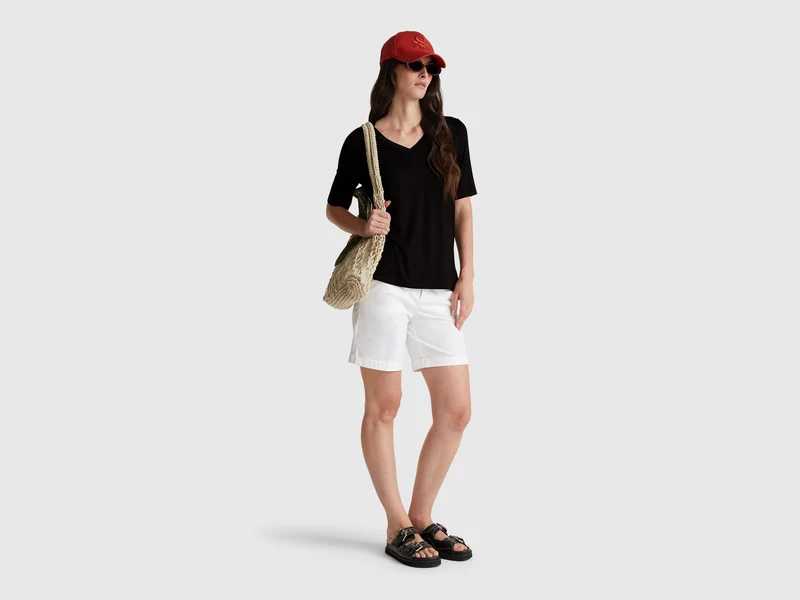 T-Shirt mit V-Ausschnitt aus Stretch-Viskose