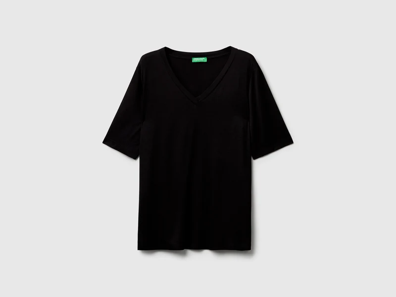 T-Shirt mit V-Ausschnitt aus Stretch-Viskose
