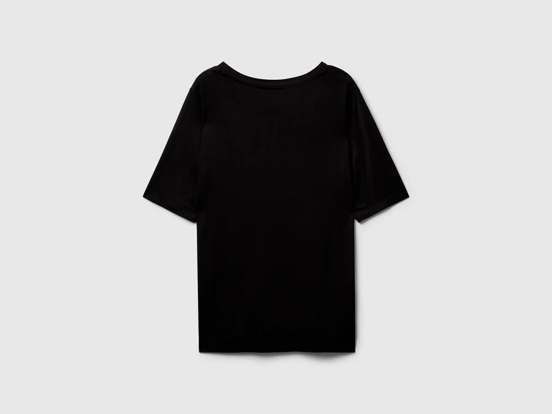 T-Shirt mit V-Ausschnitt aus Stretch-Viskose