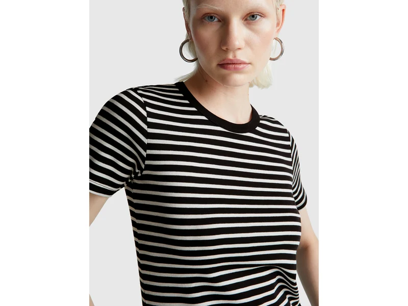 Gestreiftes T-Shirt mit Rundhalsausschnitt
