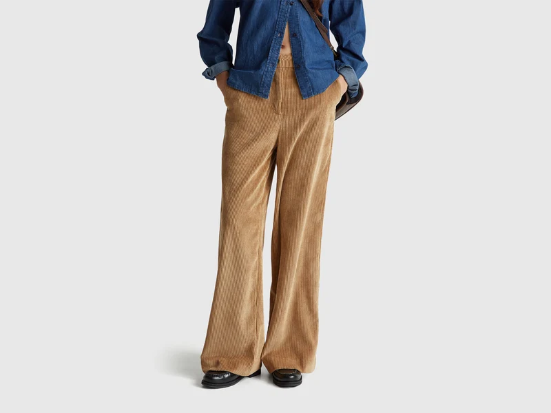 Ausgestellte Samthose