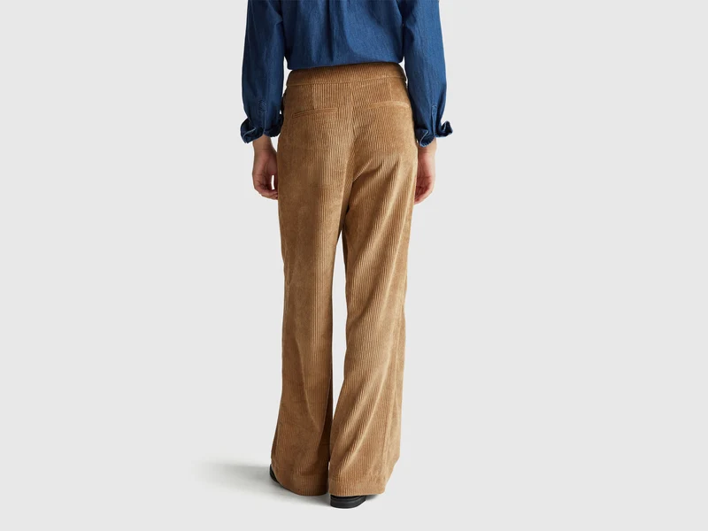 Ausgestellte Samthose