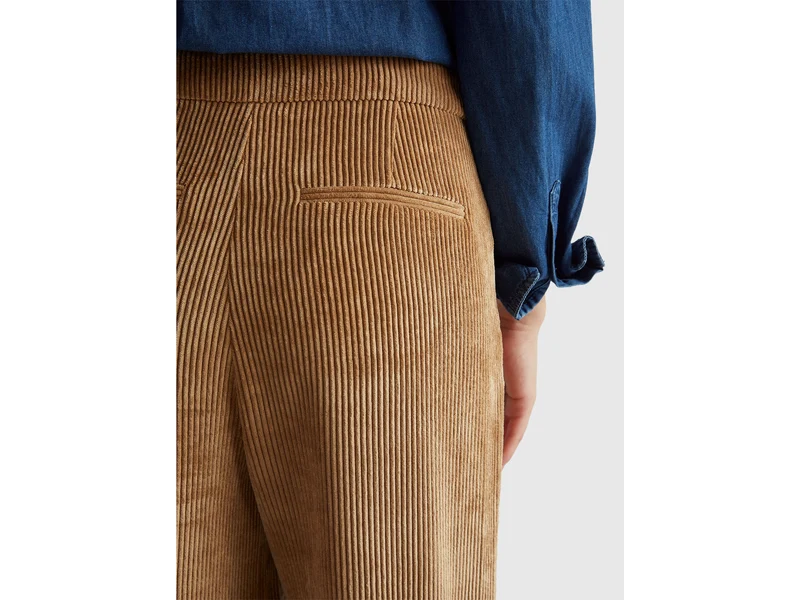 Ausgestellte Samthose