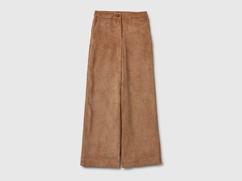 Ausgestellte Samthose