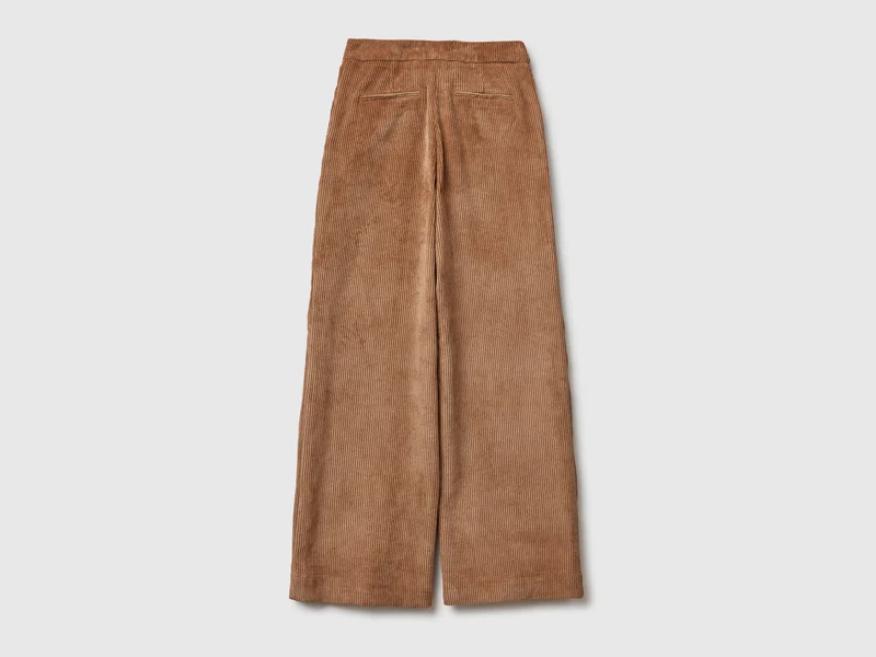 Ausgestellte Samthose