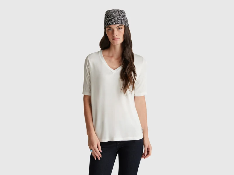 T-Shirt mit V-Ausschnitt aus Stretch-Viskose