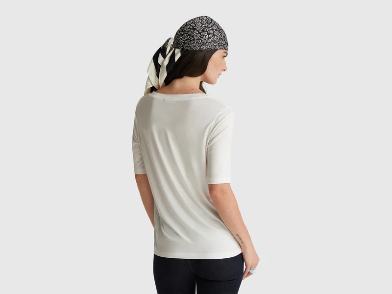 T-Shirt mit V-Ausschnitt aus Stretch-Viskose