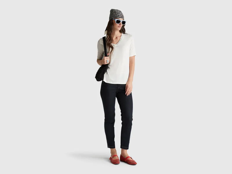 T-Shirt mit V-Ausschnitt aus Stretch-Viskose