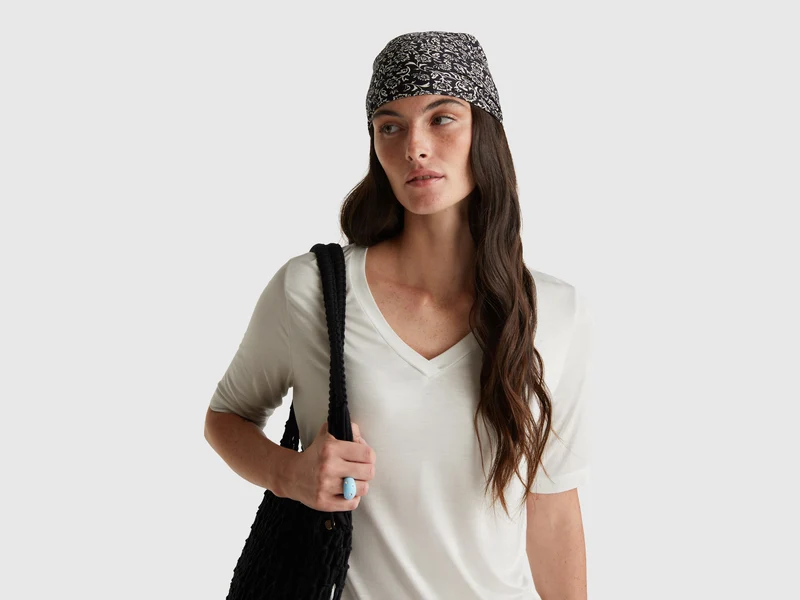T-Shirt mit V-Ausschnitt aus Stretch-Viskose