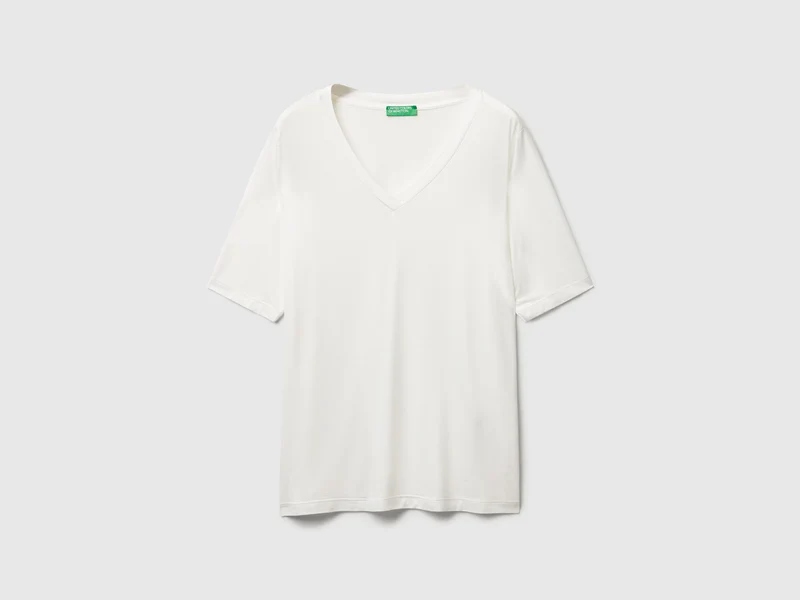T-Shirt mit V-Ausschnitt aus Stretch-Viskose