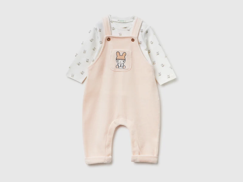 Set aus Baumwoll-T-Shirt und Overall