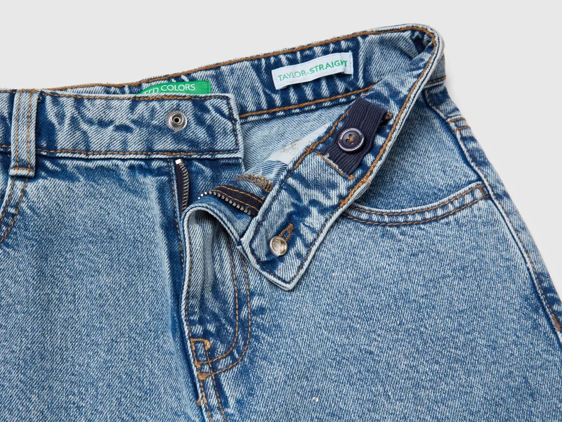 Gerade Jeans mit Strasssteinen