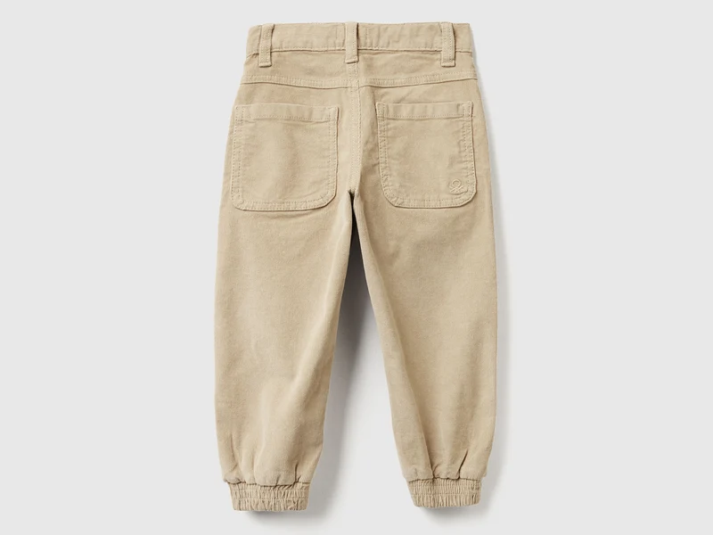 Hose aus Stretch-Samt