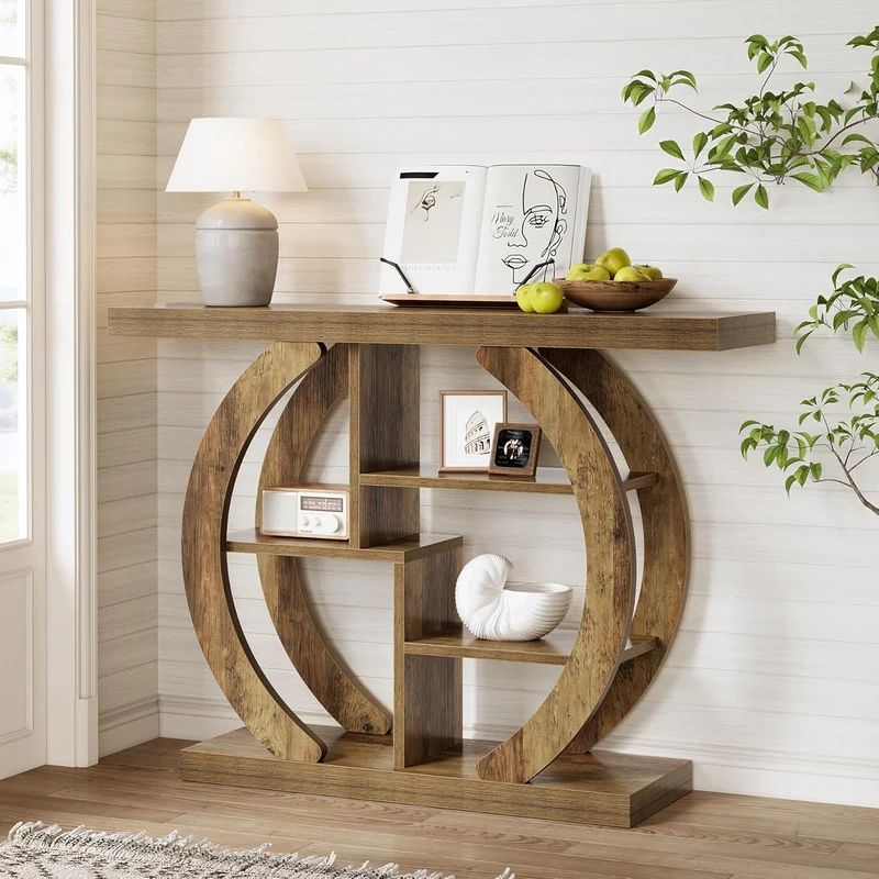 4-stufiger Bauernhaus-Sofatisch aus Holz hinter der Couch