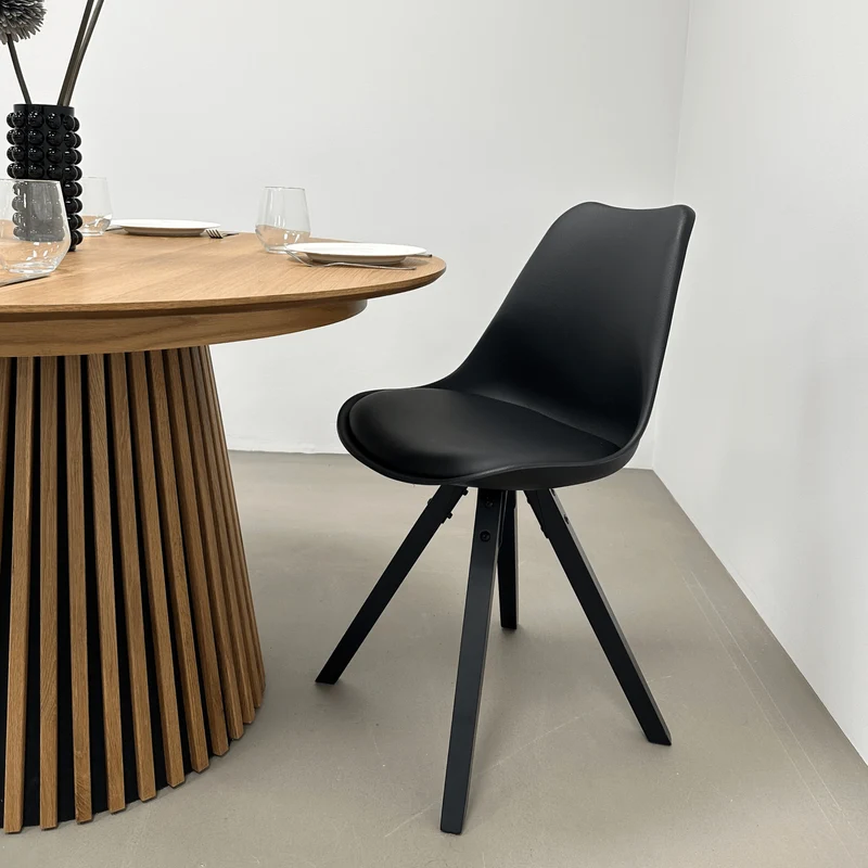 Aria Esszimmerstuhl schwarz mit schwarzen Holzbeinen