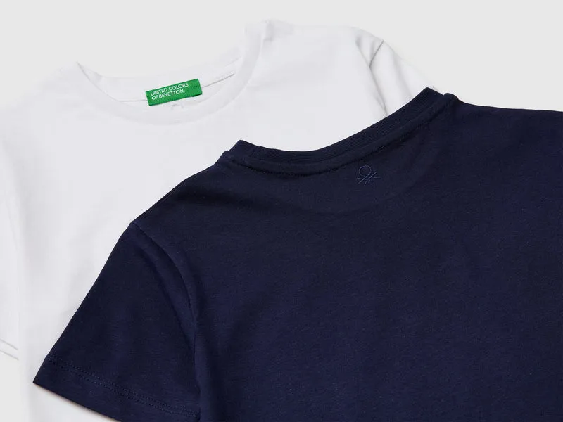 Zwei T-Shirts aus 100% Baumwolle