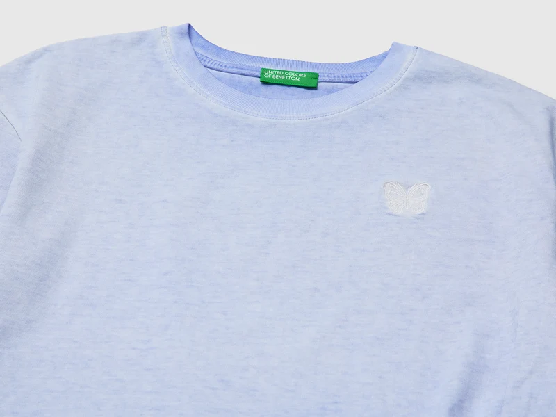 T-Shirt mit Aufdruck und Knoten